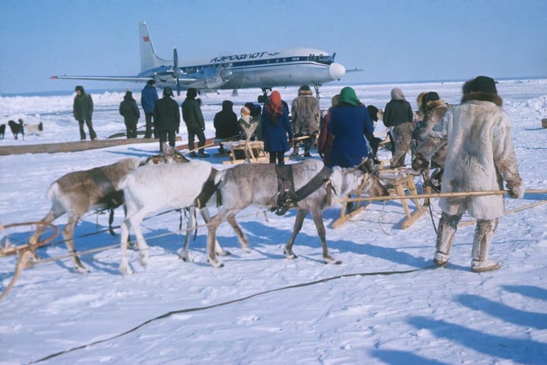 501303 01.02.1977 Самолет доставил груз для оленеводов. Михаил Кухтарев/РИА Новости