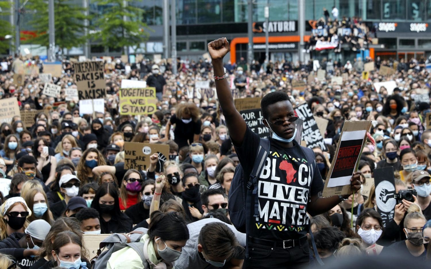 Против расизма. Black Lives matter в Германии. Америка Black Lives matter. Черный расизм в США. Расисты в США.