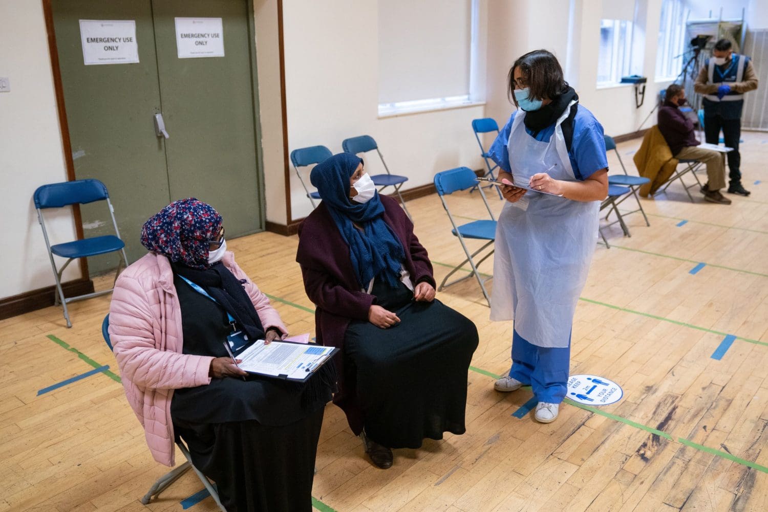 muslim women speaking to a medical professional