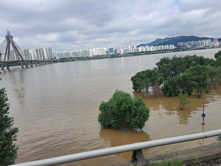 Image shows flooding of Han river in South Korea climate crisis asia