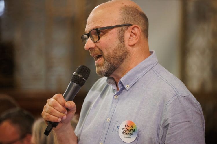 Andrew Feinstein at the Holborn and St Pancras climate and nature hustings, speaking into a microphone Starmer